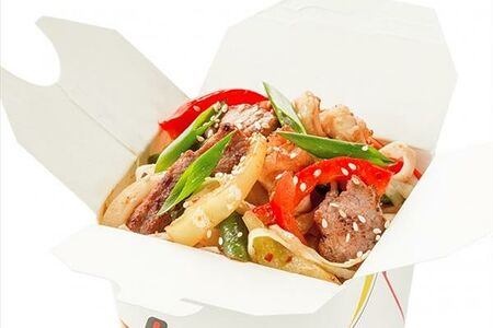 Удон с креветками и свининой в соусе Чили