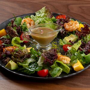 Салат с креветками, авокадо и манго (Avakadolu Karadesli Salata)