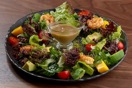 Салат с креветками, авокадо и манго (Avakadolu Karadesli Salata)