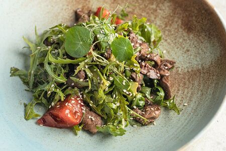 Руккола с перепелиной печенью