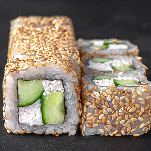 Ролл Калифорния в кунжуте