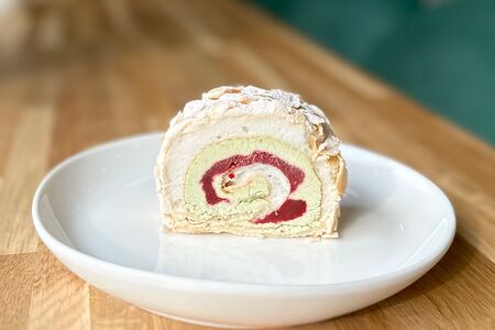 Меренговый рулет Фисташка-малина