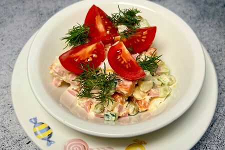 Детский салат Оливье с варёной колбасой
