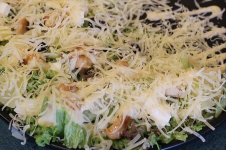 Салат с курицей и сыром фета