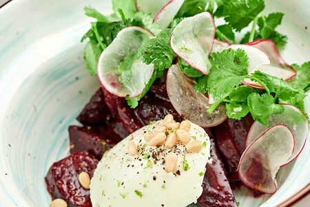 Салат из печеной свеклы и сливочного сыра