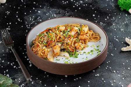 Лапша яичная с морепродуктами в устричном соусе