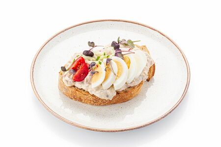 Брускетта с тунцом, яйцом и свежими овощами