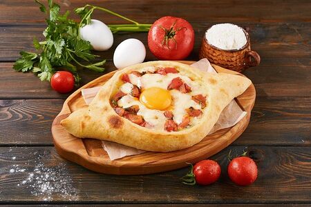 Хачапури по-аджарски с томатами