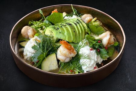 Большой зеленый салат и страчателла с креветками