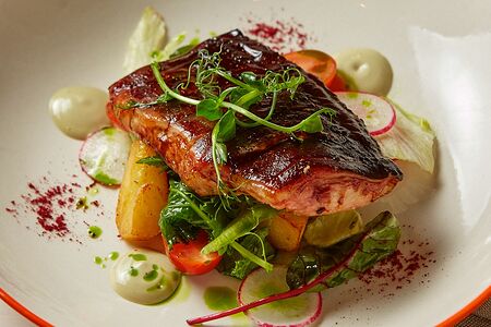 Сом с глазурью из кваса и взбитым тыквенным маслом