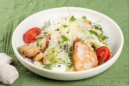 Салат Цезарь с курицей
