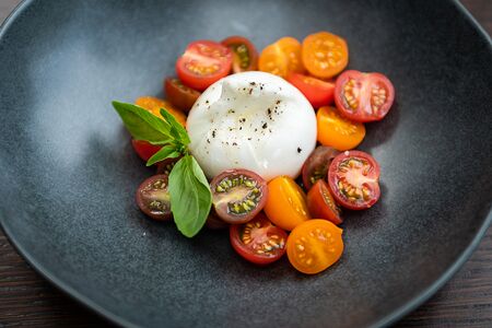 Бураттини с разными томатами черри