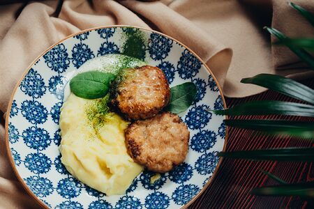 Домашние котлеты с картофельным кремом