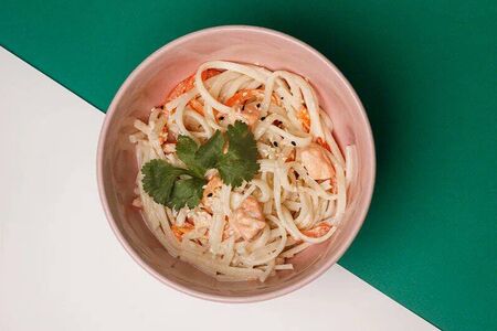 Сливочный удон с лососем