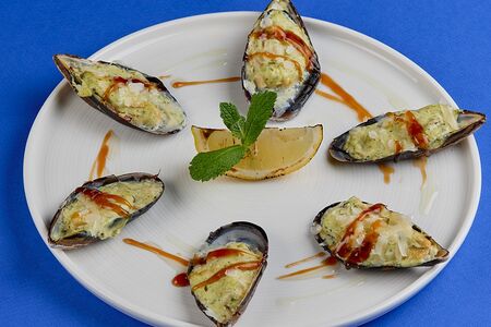 Мидии запеченные в сливках с соусом песто и пармезаном