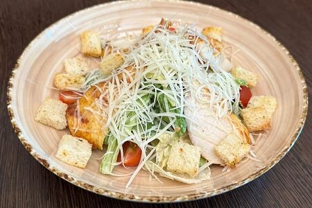 Салат Цезарь с курицей