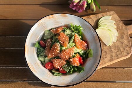 Салат с лососем слабой соли шеф-посола и зеленью