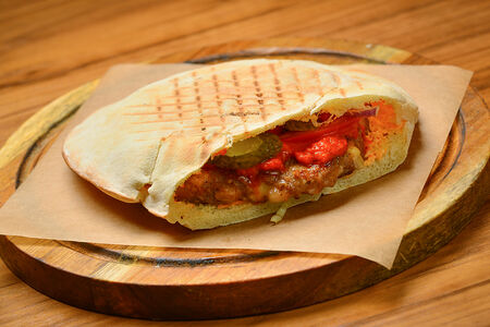 Пита с плескавицей Гурман