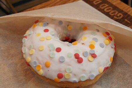 Донат с посыпкой Конфетти