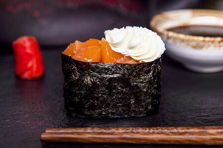 Суши сырный лосось