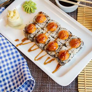 Острый ролл с лососем
