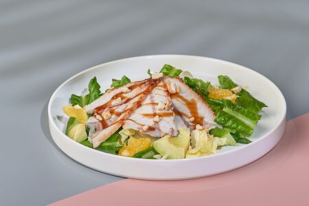 Салат с угрем, апельсином и авокадо