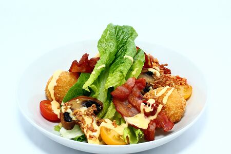 Салат с беконом и картофельными крокетами
