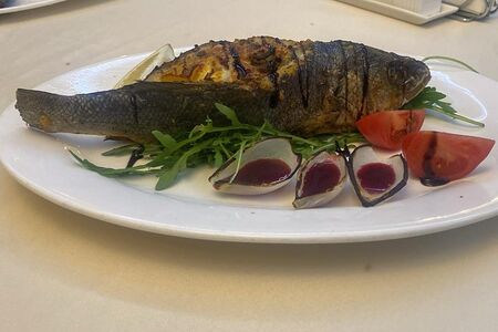 Сибас, запечённый с овощами