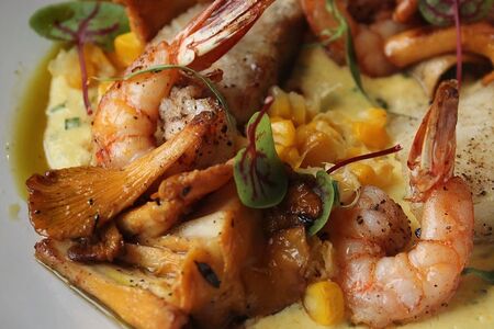 Креветки в кукурузном соусе с лисичками