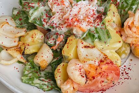 Салат картофельный с крабом, кальмарами, и креветками