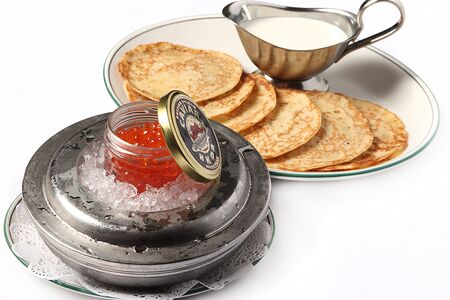 Икра лососевая и полдюжины картофельных оладий