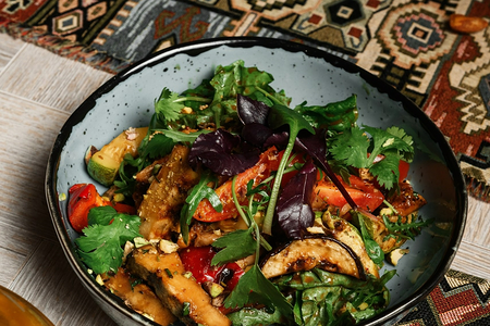 Гриль-салат с курицей и соусом Дошаб