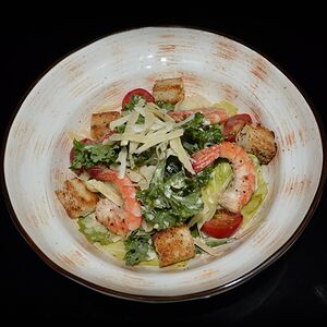 Салат Цезарь с креветками