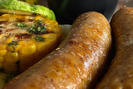Колбаски свиные на лаваше с овощами гриль и баварским соусом