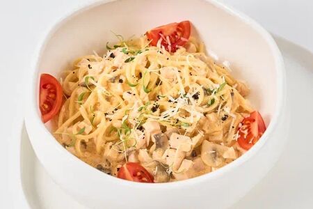 Паста с курицей и соусом том-ям