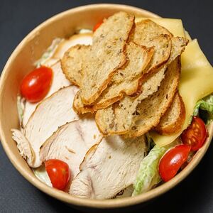 Салат Цезарь с запеченным цыпленком