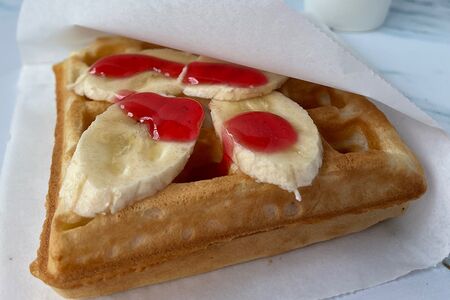 Бельгийская вафля с бананом и топпингом