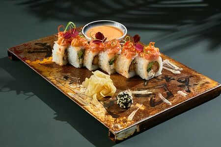 Ролл с хрустящей креветкой, тунцом и сливочным соусом чили