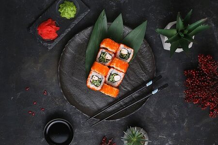 Ролл Калифорния с тигровыми креветками эби