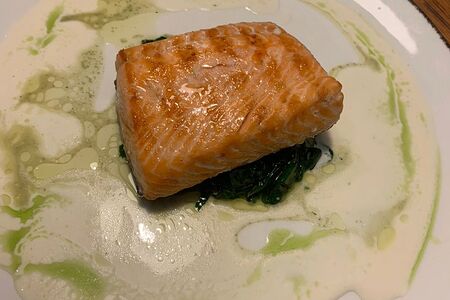 Стейк из лосося на шпинате