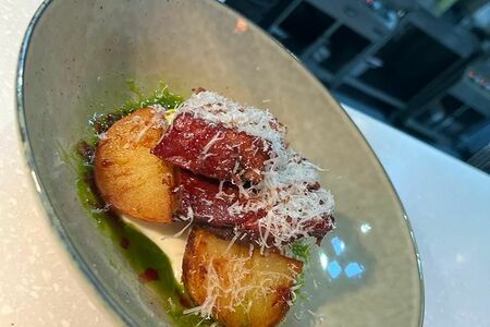 Пастрома из говядины с печёным картофелем