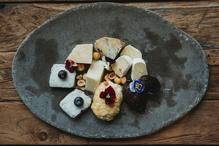 Ассорти сыров, чернослив, орехи