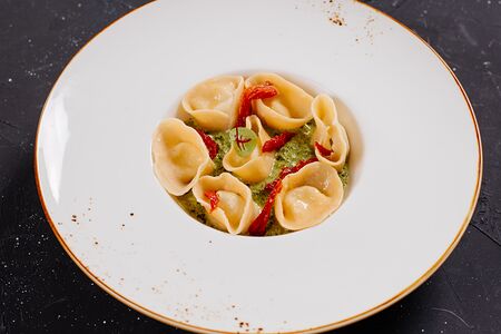 Равиоли с сыром и вялеными томатами