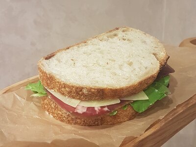 Сендвич с мясом на деревенском хлебе