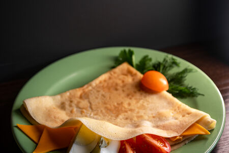 Блин с помидором, сыром и яйцом