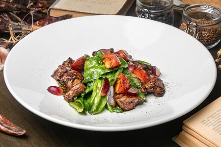 Салат с утиной печенью с медово-горчичной заправкой