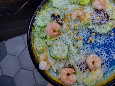 Цезарь с пряной креветкой
