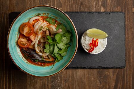 Том ям с морепродуктами