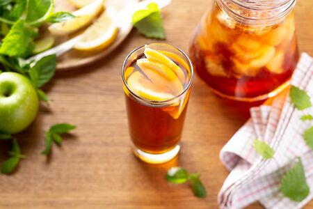 Холодный чай с лимоном