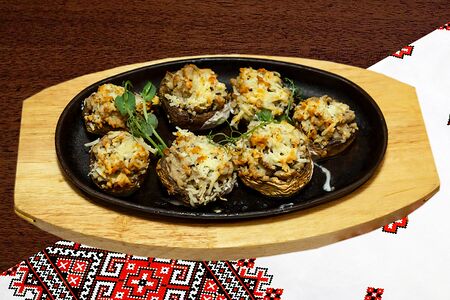 Запеченные шампиньоны, фаршированные мясом свинины и сыром